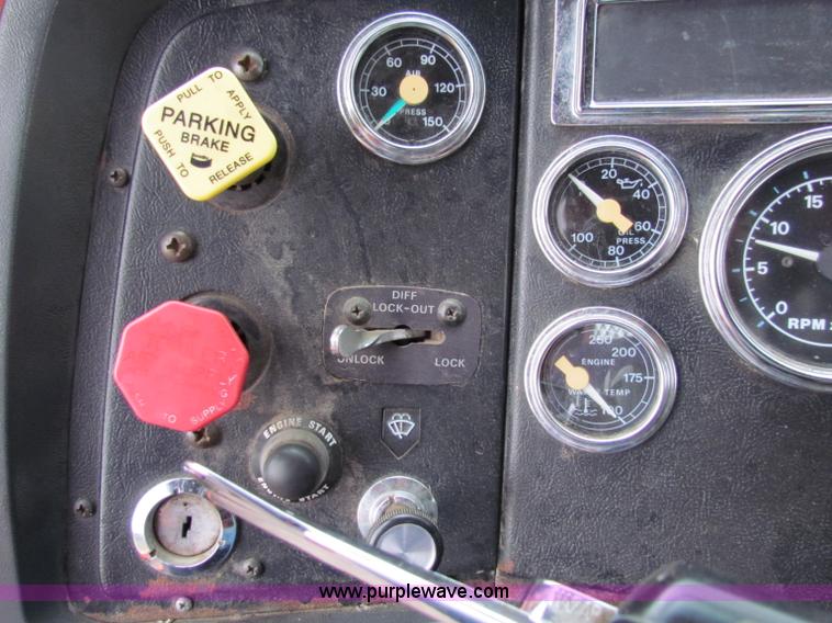 image for item E4087 1997 Ford LNT9000 flatbed truck