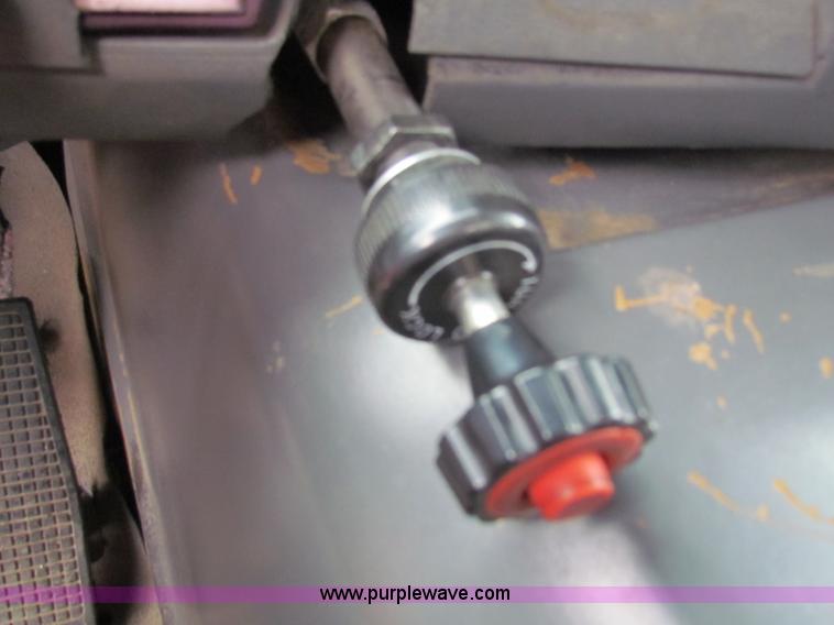 image for item E4087 1997 Ford LNT9000 flatbed truck