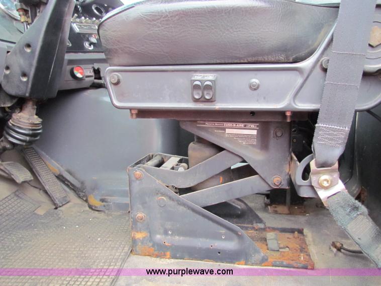 image for item E4087 1997 Ford LNT9000 flatbed truck