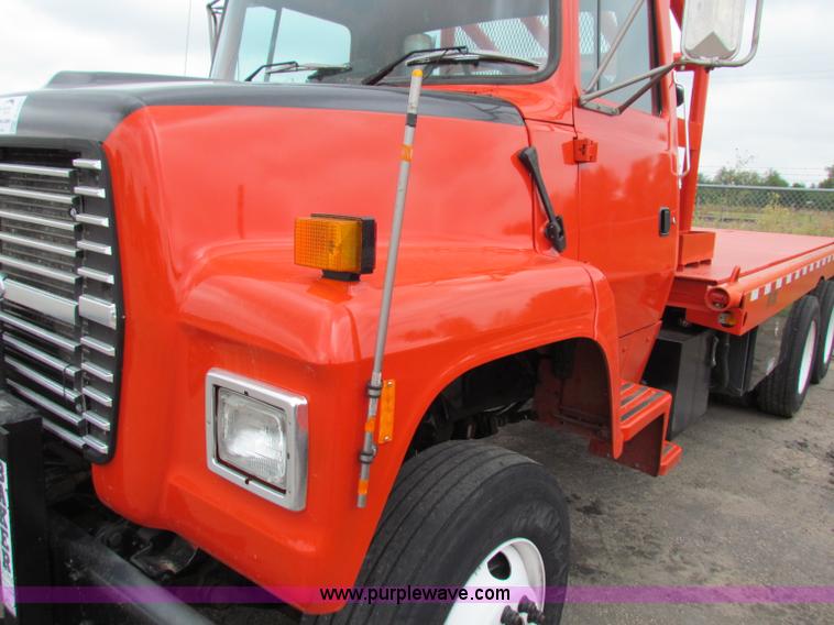 image for item E4087 1997 Ford LNT9000 flatbed truck
