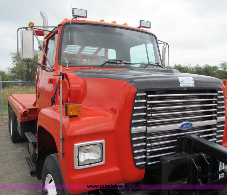 image for item E4087 1997 Ford LNT9000 flatbed truck