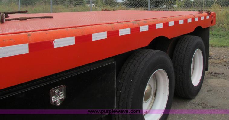 image for item E4087 1997 Ford LNT9000 flatbed truck