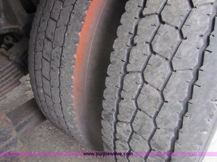 image for item E4087 1997 Ford LNT9000 flatbed truck