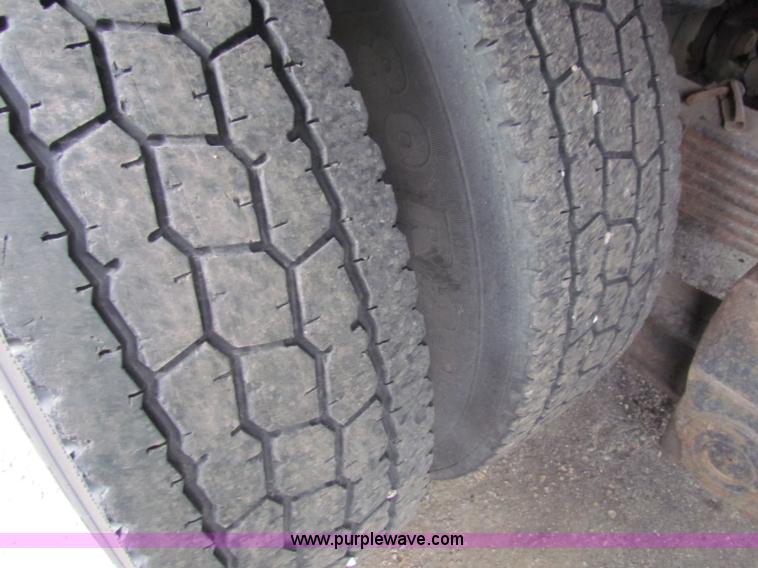 image for item E4087 1997 Ford LNT9000 flatbed truck