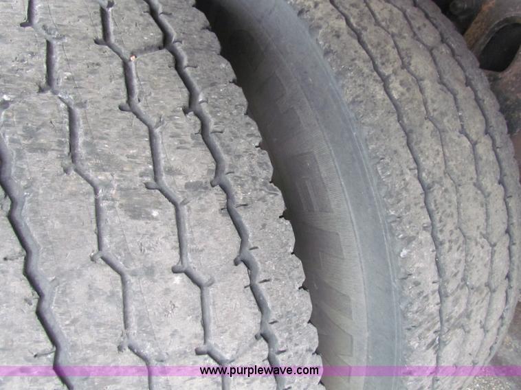 image for item E4087 1997 Ford LNT9000 flatbed truck