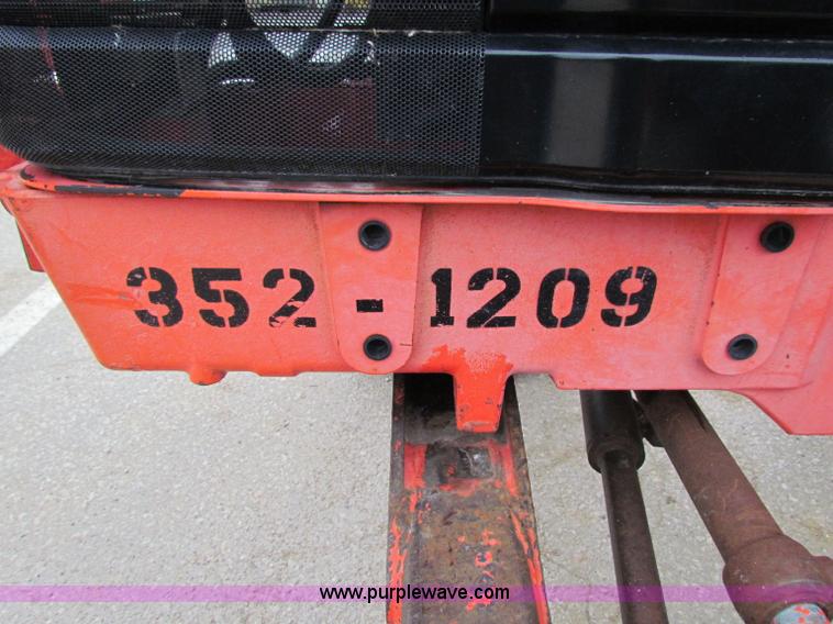 image for item E4123 1999 New Holland TS100 tractor