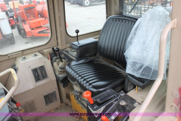 image for item E4126 1998 John Deere 555G track loader