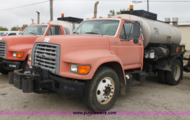image for item E4134 1998 Ford F800 oil distributor truck