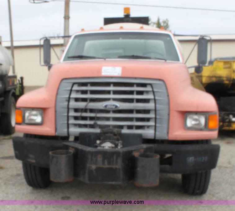 image for item E4134 1998 Ford F800 oil distributor truck