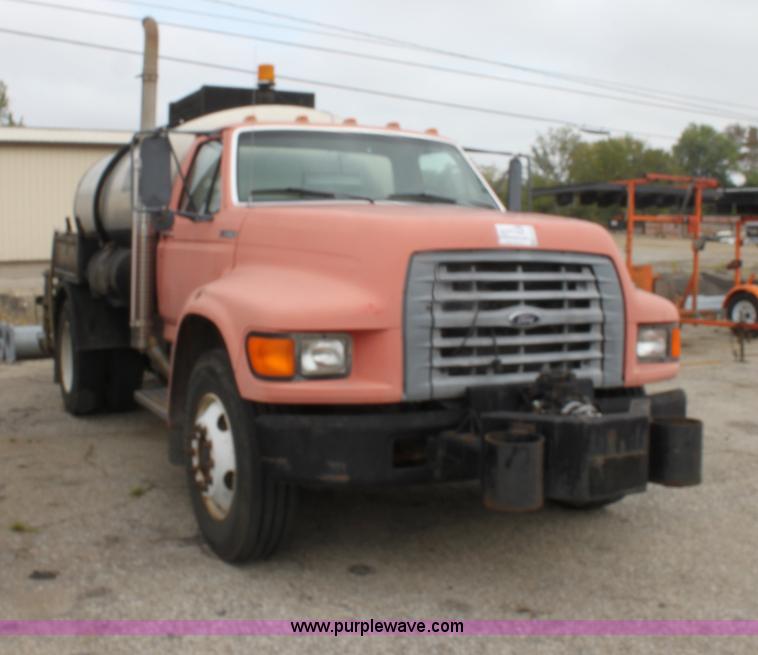 image for item E4134 1998 Ford F800 oil distributor truck