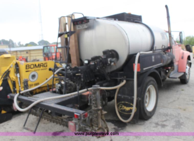 image for item E4134 1998 Ford F800 oil distributor truck