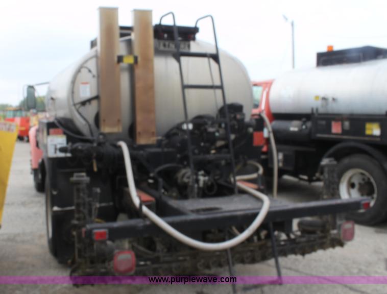 image for item E4134 1998 Ford F800 oil distributor truck