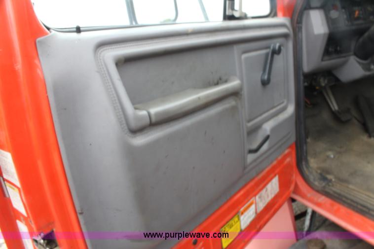 image for item E4134 1998 Ford F800 oil distributor truck