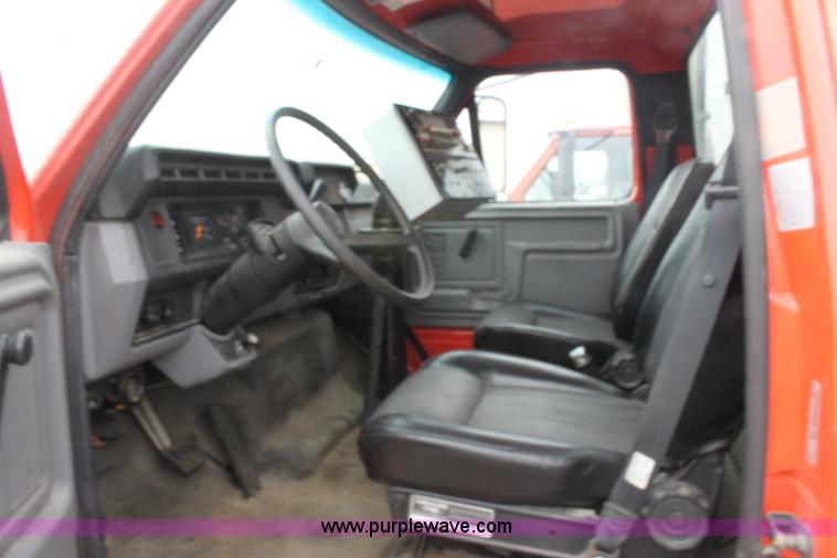 image for item E4134 1998 Ford F800 oil distributor truck