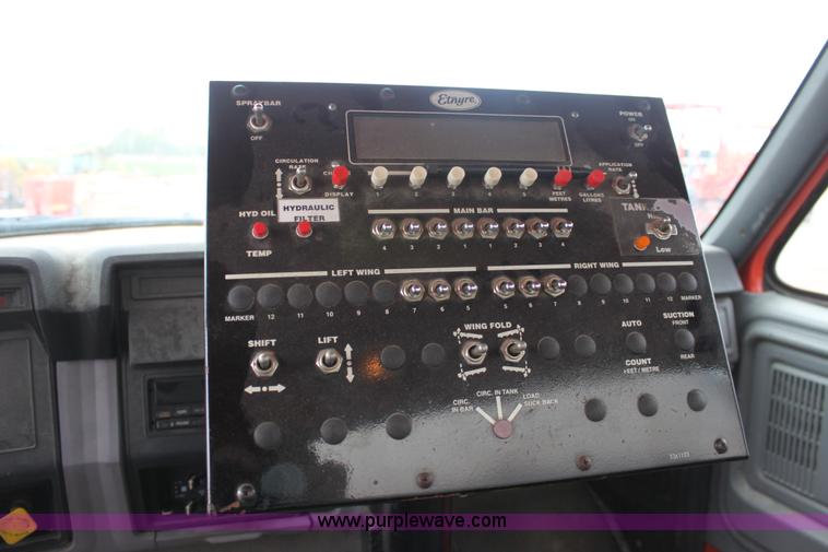 image for item E4134 1998 Ford F800 oil distributor truck