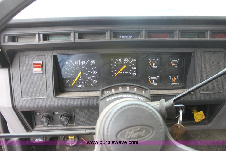 image for item E4134 1998 Ford F800 oil distributor truck