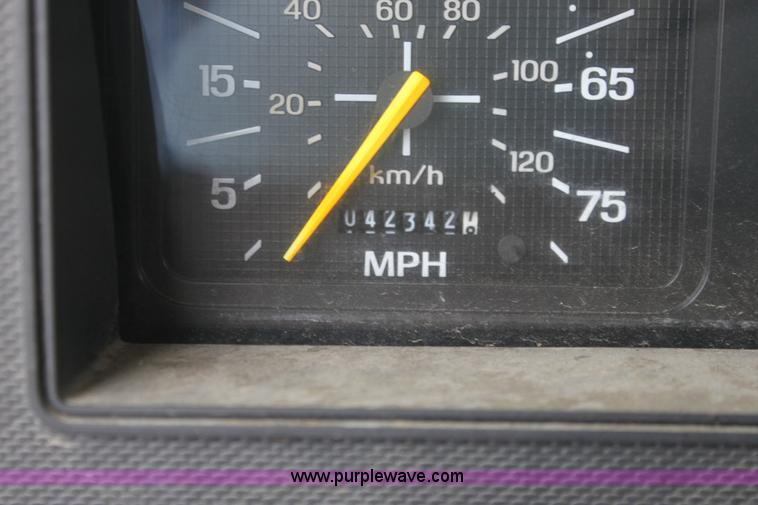 image for item E4134 1998 Ford F800 oil distributor truck