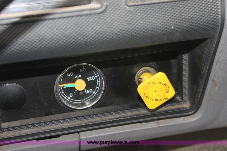 image for item E4134 1998 Ford F800 oil distributor truck