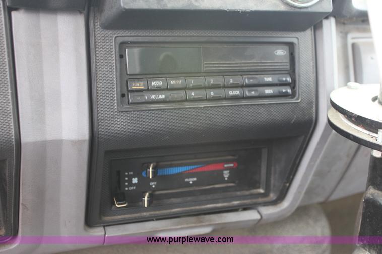 image for item E4134 1998 Ford F800 oil distributor truck