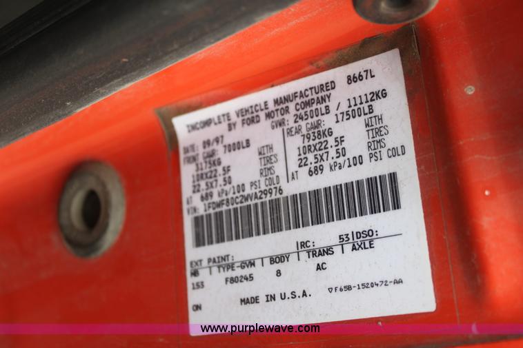 image for item E4134 1998 Ford F800 oil distributor truck