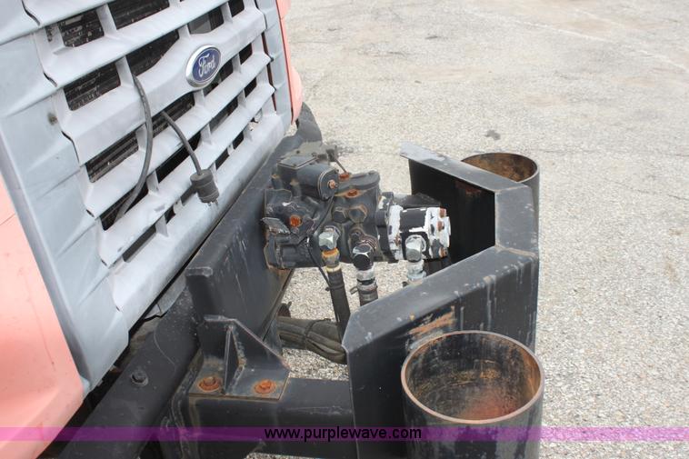 image for item E4134 1998 Ford F800 oil distributor truck