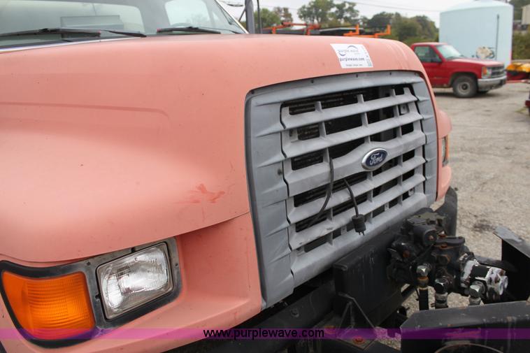 image for item E4134 1998 Ford F800 oil distributor truck