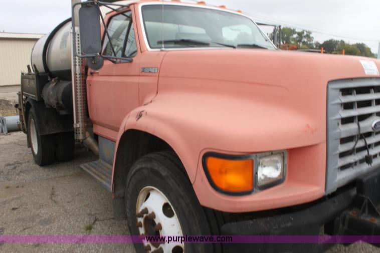 image for item E4134 1998 Ford F800 oil distributor truck