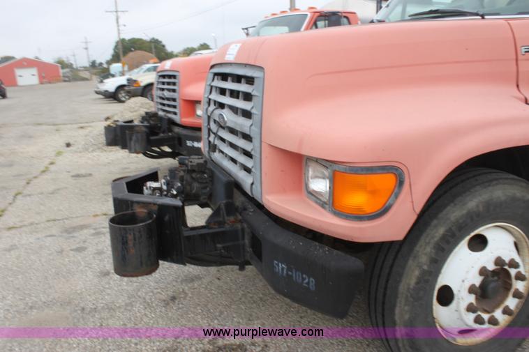 image for item E4134 1998 Ford F800 oil distributor truck