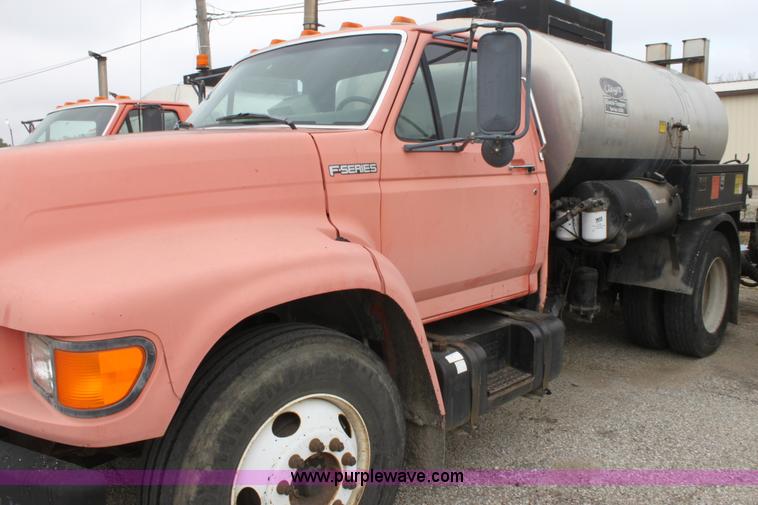 image for item E4134 1998 Ford F800 oil distributor truck