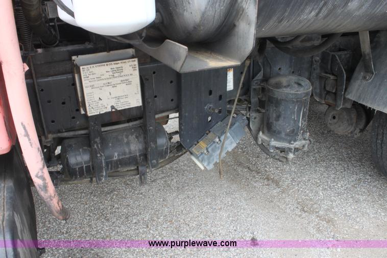 image for item E4134 1998 Ford F800 oil distributor truck