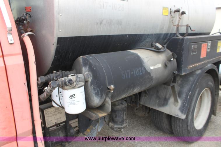 image for item E4134 1998 Ford F800 oil distributor truck