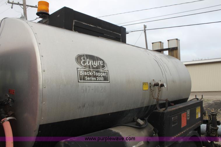 image for item E4134 1998 Ford F800 oil distributor truck