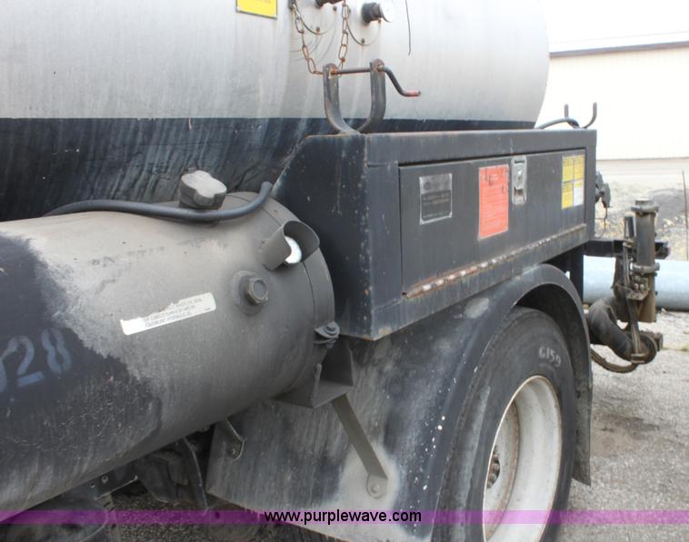 image for item E4134 1998 Ford F800 oil distributor truck
