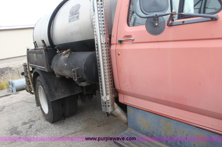 image for item E4134 1998 Ford F800 oil distributor truck