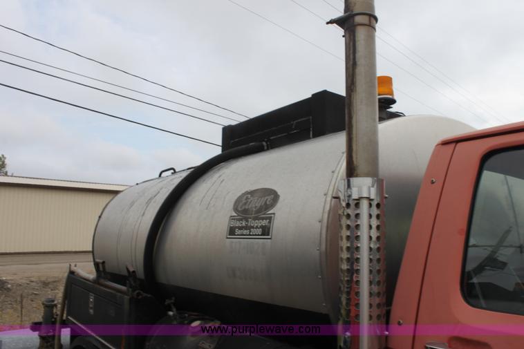 image for item E4134 1998 Ford F800 oil distributor truck