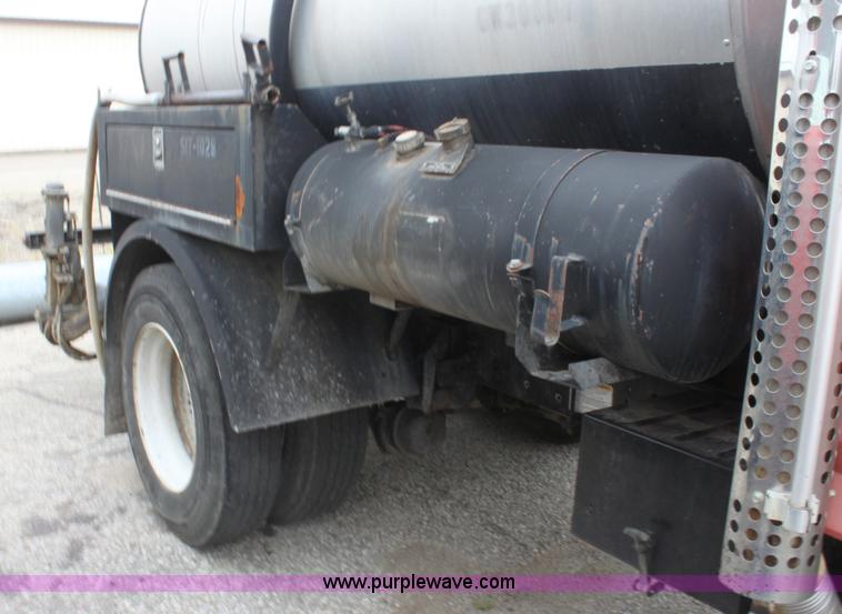image for item E4134 1998 Ford F800 oil distributor truck