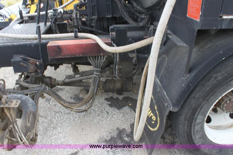 image for item E4134 1998 Ford F800 oil distributor truck