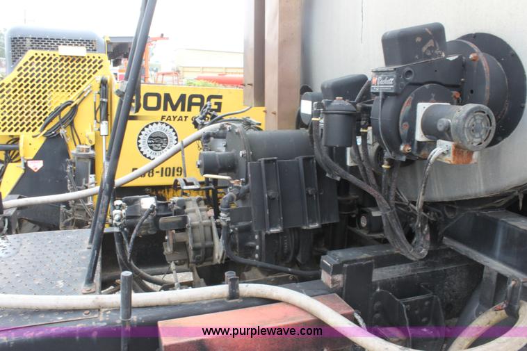 image for item E4134 1998 Ford F800 oil distributor truck