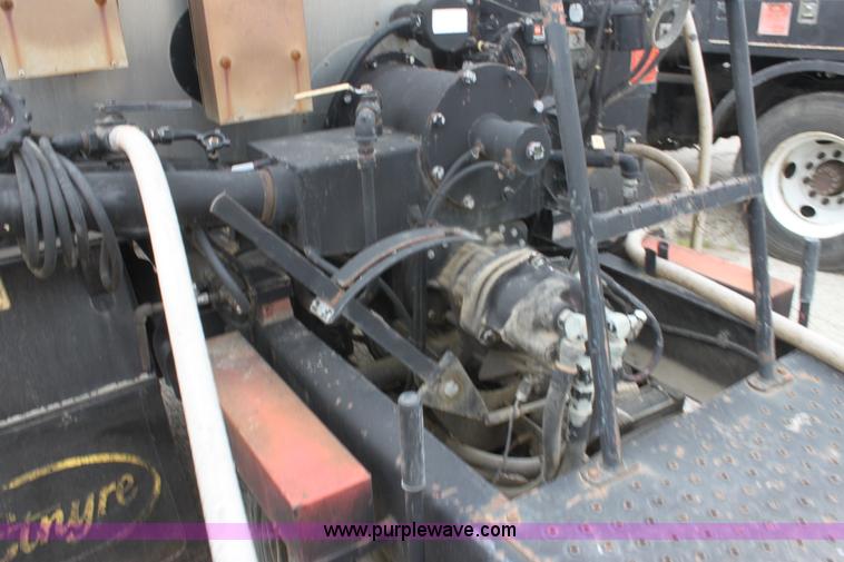 image for item E4134 1998 Ford F800 oil distributor truck