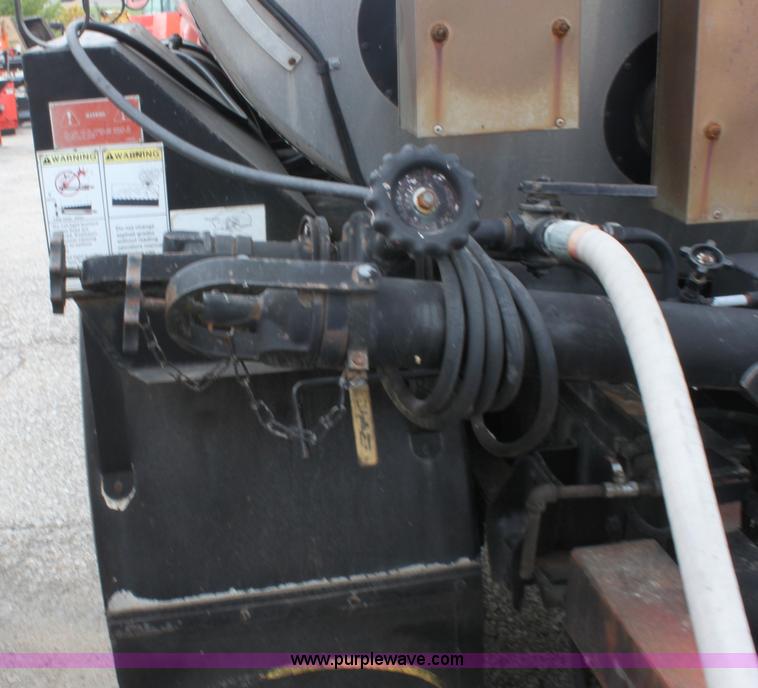 image for item E4134 1998 Ford F800 oil distributor truck