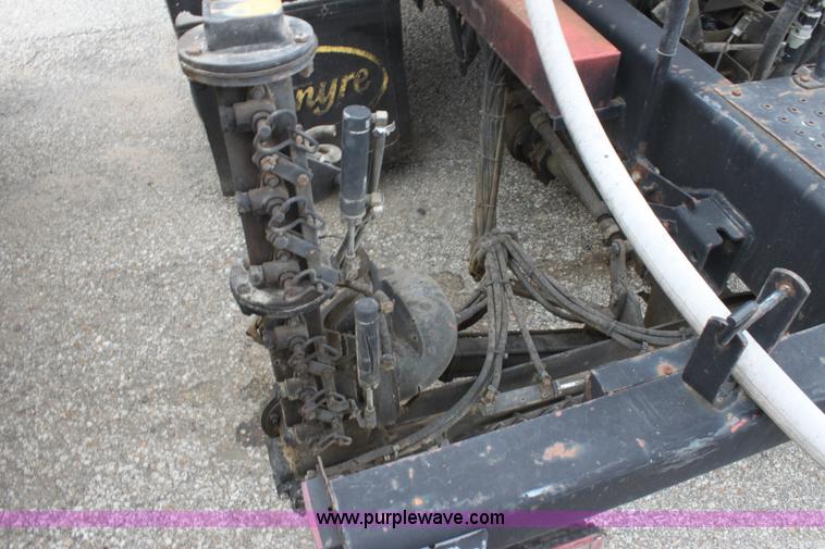 image for item E4134 1998 Ford F800 oil distributor truck