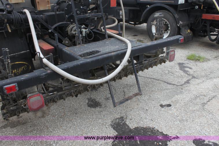image for item E4134 1998 Ford F800 oil distributor truck
