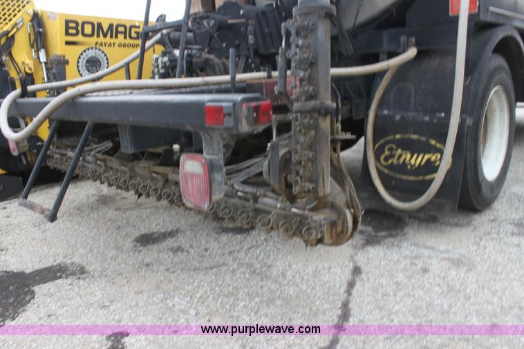 image for item E4134 1998 Ford F800 oil distributor truck