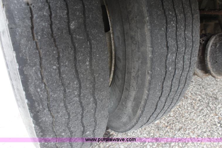 image for item E4134 1998 Ford F800 oil distributor truck