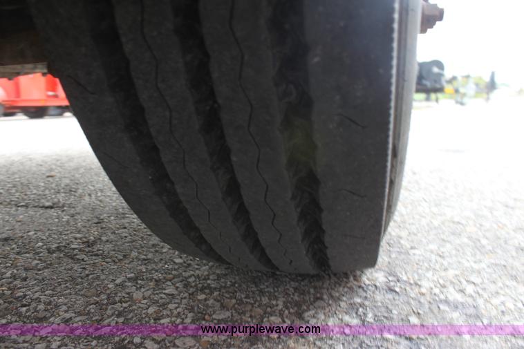 image for item E4134 1998 Ford F800 oil distributor truck