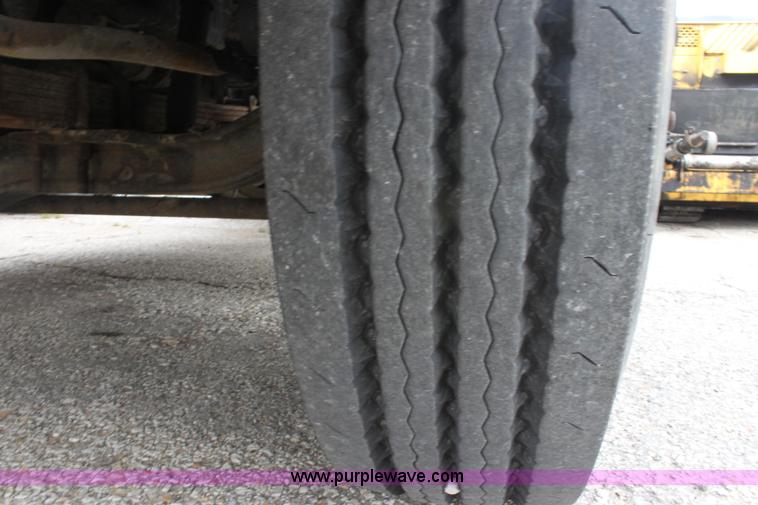 image for item E4134 1998 Ford F800 oil distributor truck