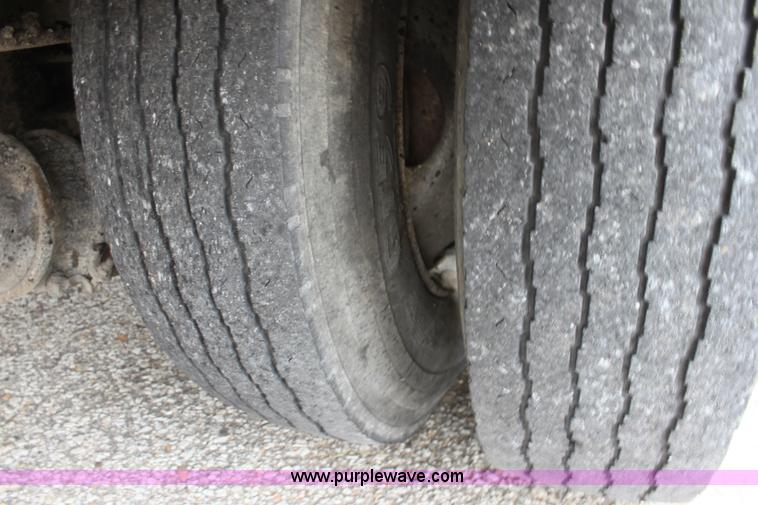 image for item E4134 1998 Ford F800 oil distributor truck