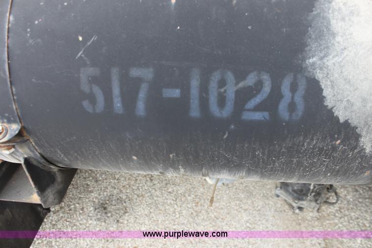 image for item E4134 1998 Ford F800 oil distributor truck