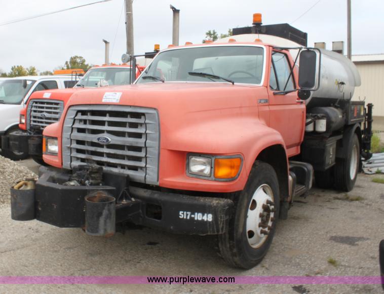 image for item E4135 1998 Ford F800 oil distributor truck