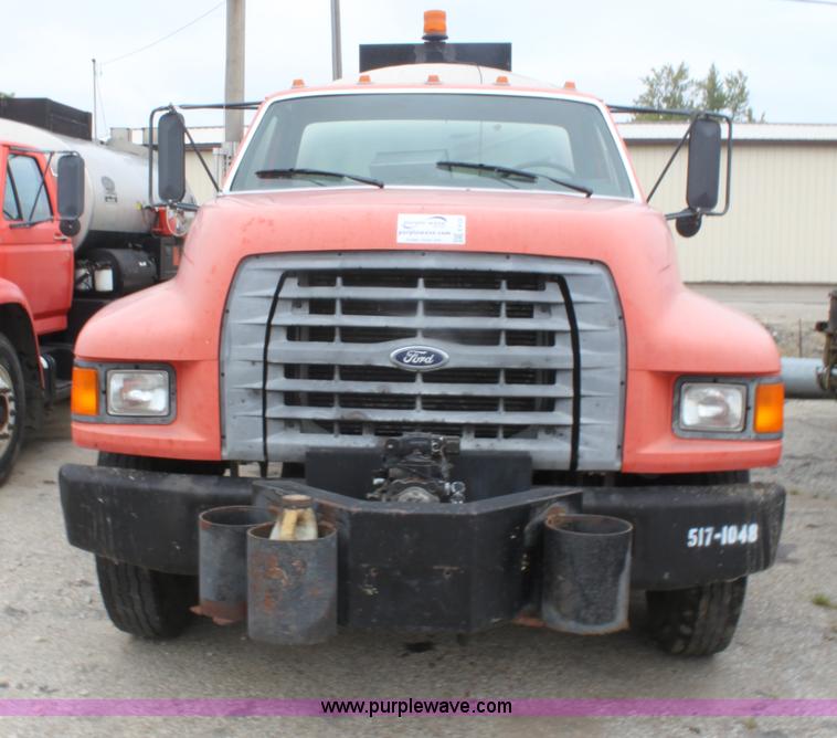 image for item E4135 1998 Ford F800 oil distributor truck